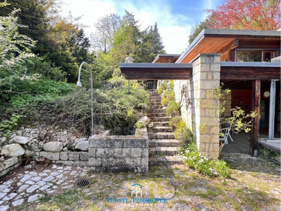 "ein Stück vom Paradies" Villa mit großem Grund in einzigartiger Lage bei Regensburg - Treppe vom Garten zu einer der Terrassen