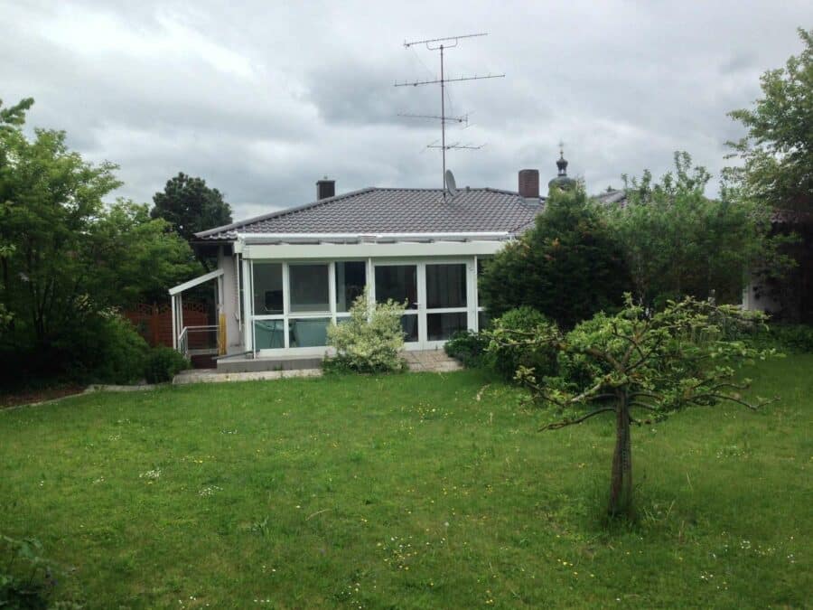 Gepflegter Bungalow in ruhiger Ortsrandlage mit viel Ruhe und kurzen Wegen in die Natur - Südansicht