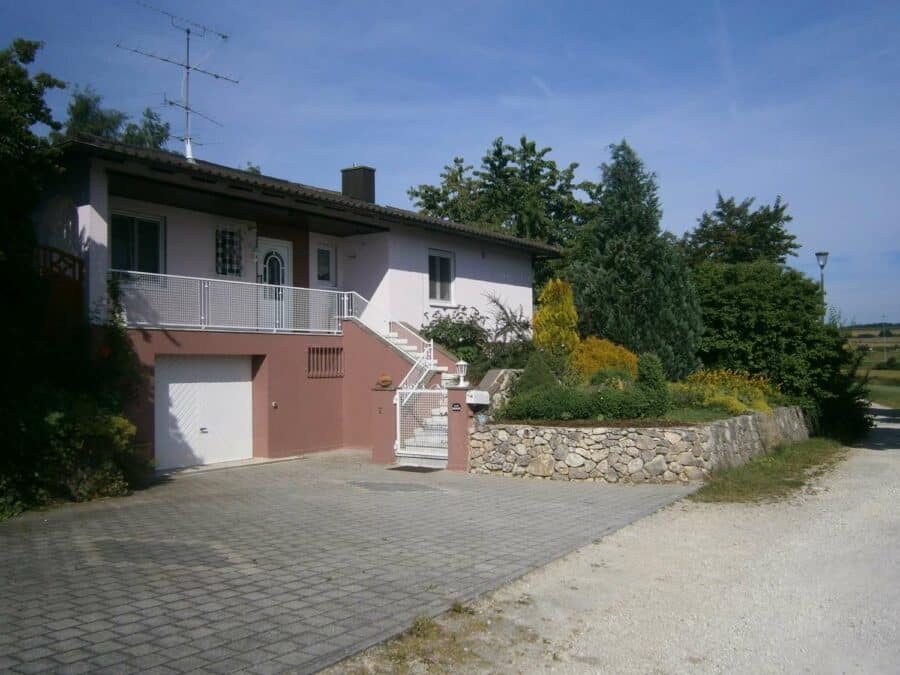 Gepflegter Bungalow in ruhiger Ortsrandlage mit viel Ruhe und kurzen Wegen in die Natur - viel Platz vor dem Haus