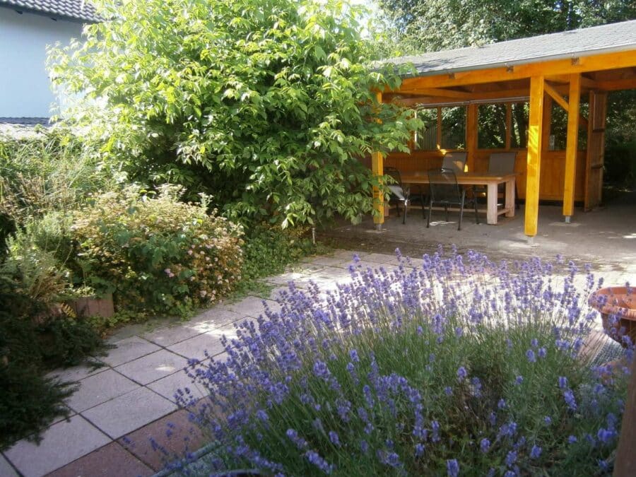 Gepflegter Bungalow in ruhiger Ortsrandlage mit viel Ruhe und kurzen Wegen in die Natur - Garten