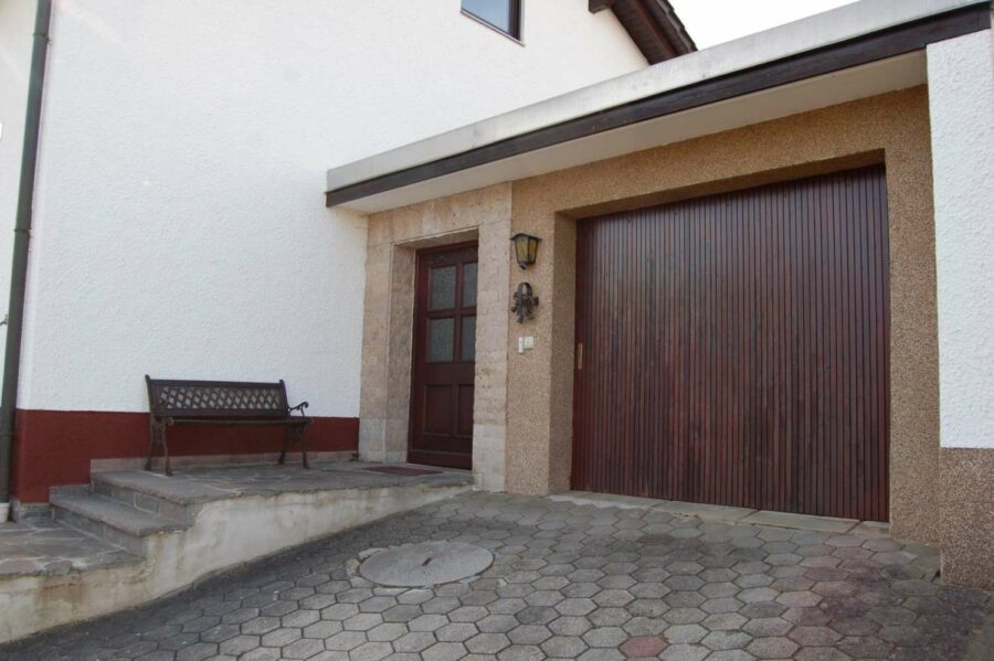 gutes freistehendes Einfamilienhaus auf dem Dorf bei Abensberg / Saal - Garage, Hauseingang