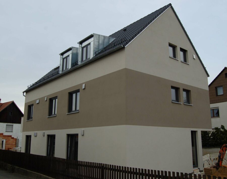 Neubau: DG-Wohnung mit gr. Loggia in der Wohnstadt Abensberg, sofort beziehbar - Hausansicht