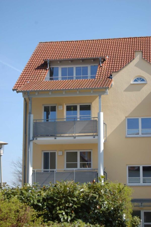 Schöne helle Dachgeschoss-Wohnung mit Loggia - Hausansicht