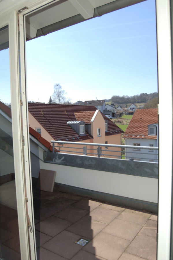 Schöne helle Dachgeschoss-Wohnung mit Loggia - Ausblick