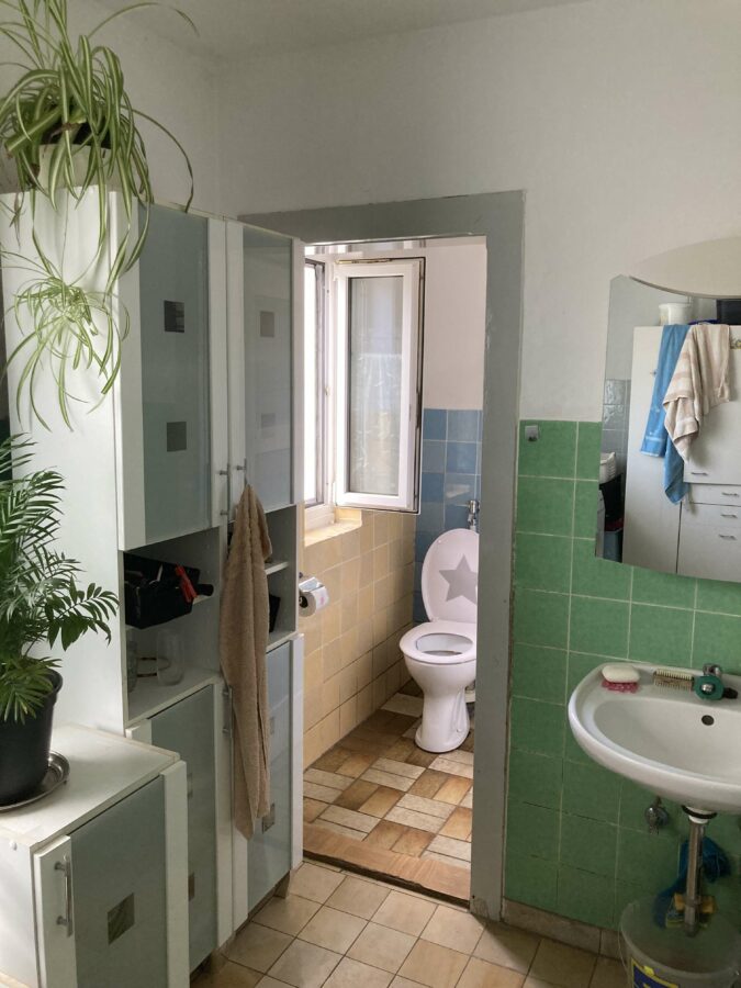 Gepflegtes älteres Einfamilienhaus mit zusätzlicher Baulandfläche - EG Toilette