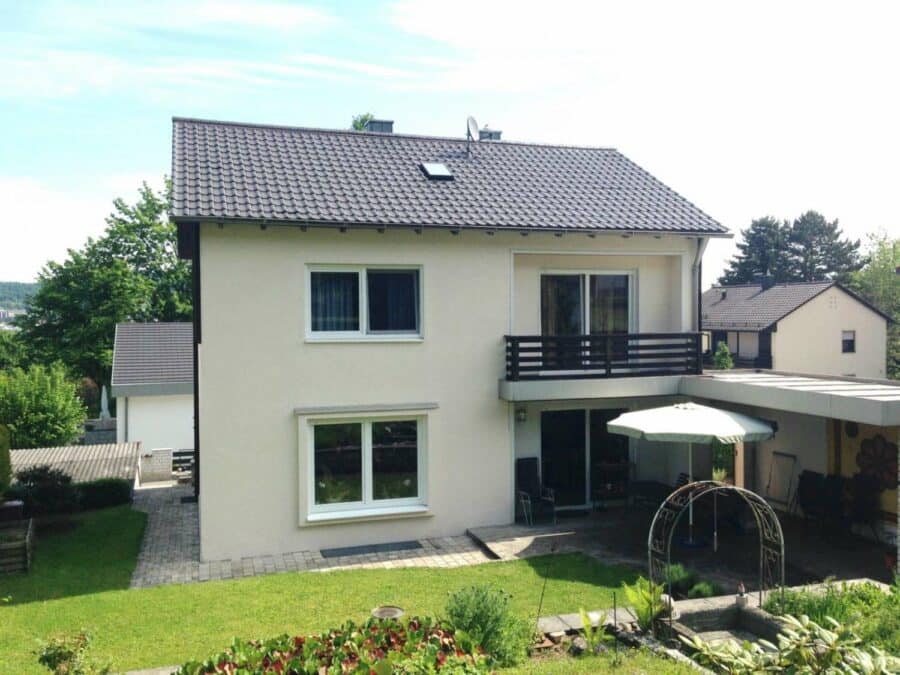 Freistehendes Einfamilienhaus in der Kreisstadt Kelheim - Haus mit überdachter Terrasse