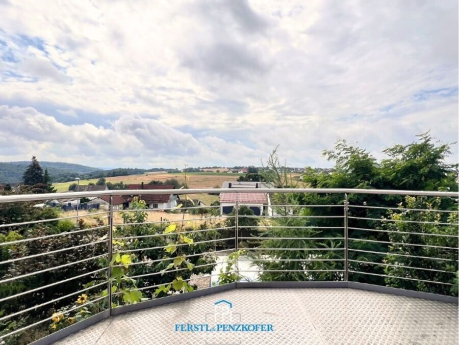 die Kaufgelegenheit: Wohlfühl-Einfamilienhaus mit Charme und Charakter in Ihrlerstein (Zentrum) - Ausblick Balkon