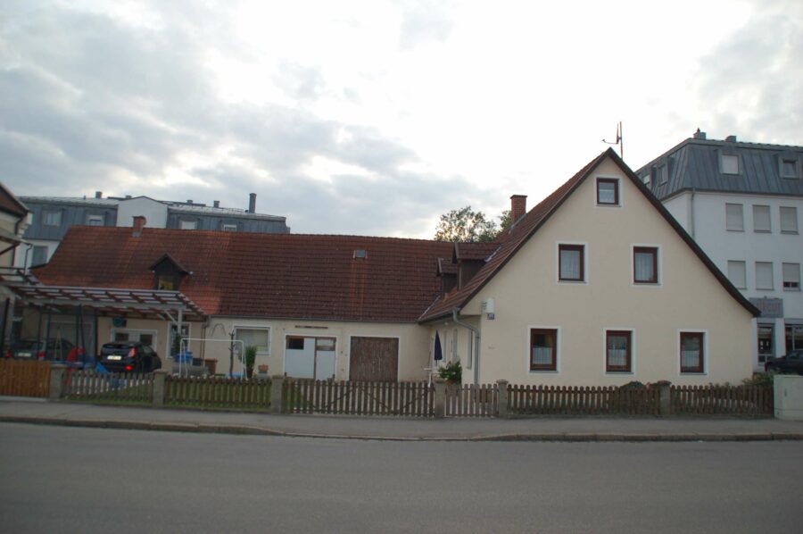 Altes Wohnhaus mit Gewerbeanteil (Stadel, Werkstatt, Büro, Hofraum) - Wohnhaus mit Nebengebäude