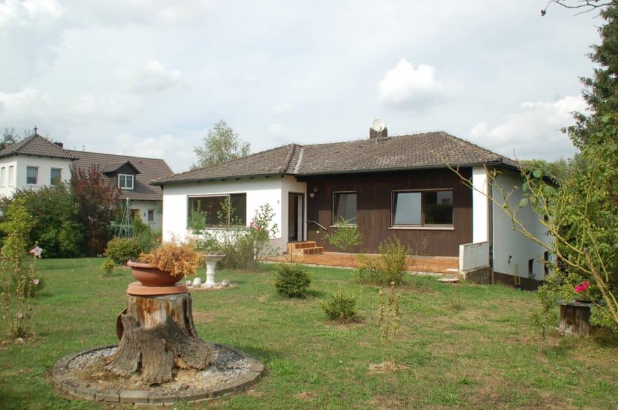 Viel Platz im Haus und im Garten: Bungalow mit großem Garten in Dorfrandlage in Wildenberg - Südost