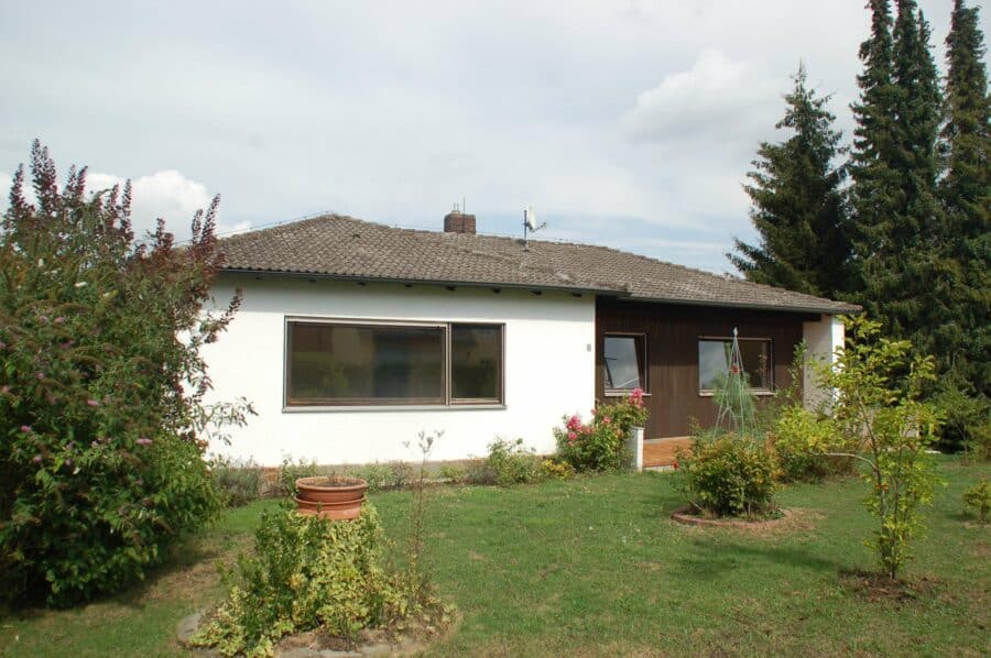 Viel Platz im Haus und im Garten: Bungalow mit großem Garten in Dorfrandlage in Wildenberg - Hausansicht Südwest