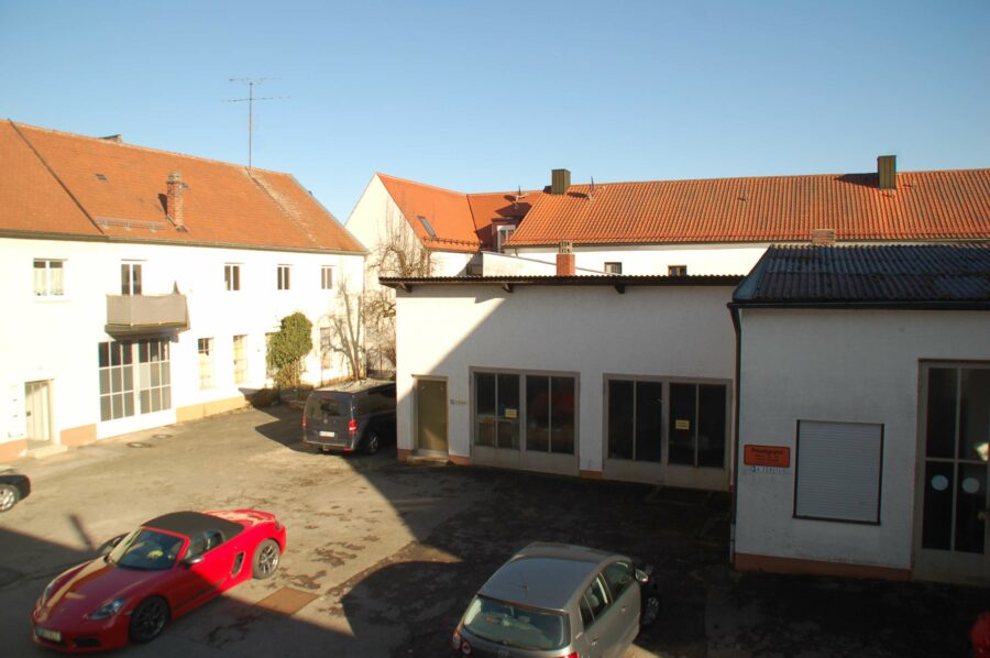 Hochinteressantes Gebäudeensemble mit Baufläche in der Altstadt in Abensberg - Hoffläche mit Ausstellung