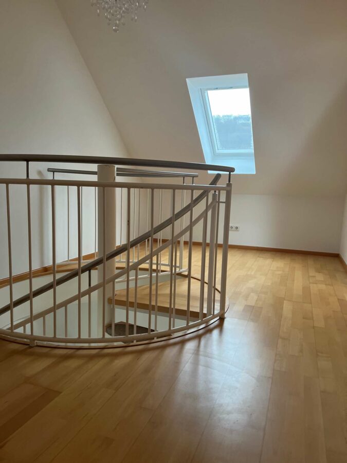 Traumwohnung in Kelheim mit Dachterrasse und Südbalkon - Treppe