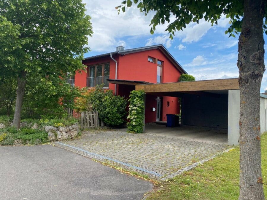 Traumhaftes Architektenhaus für Familien in Abensberg-Offenstetten - Ostansicht mit Carport II