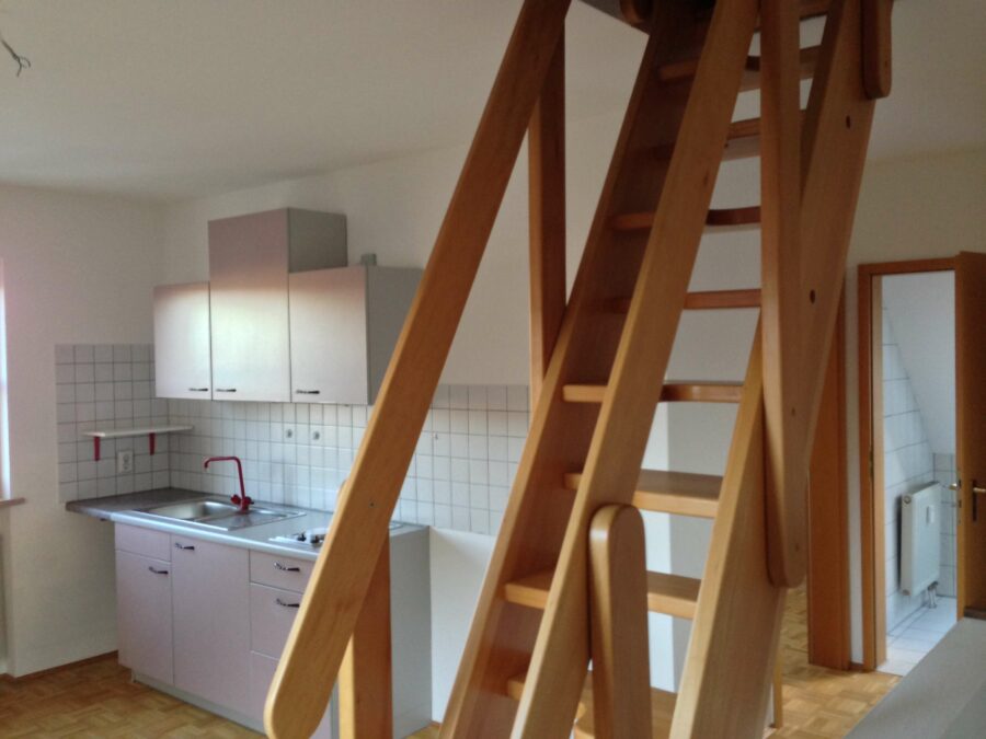 Günstige Single-Wohnung in Bad Abbach - Treppe ins Dachzimmer