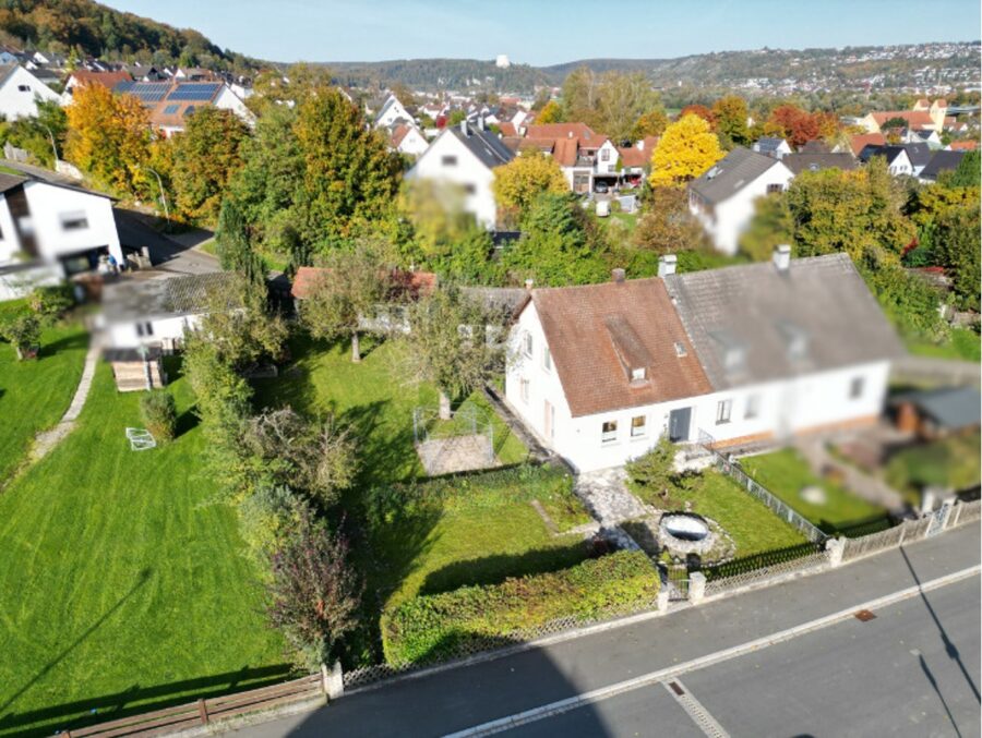 Charmante Doppelhaushälfte mit großem Grundstück und Ausbaupotenzial direkt in Kelheim - Süd-Ost Ansicht mit Blick zur Befreiungshalle