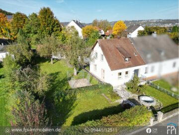 Charmante Doppelhaushälfte mit großem Grundstück und Ausbaupotenzial direkt in Kelheim, 93309 Kelheim, Doppelhaushälfte