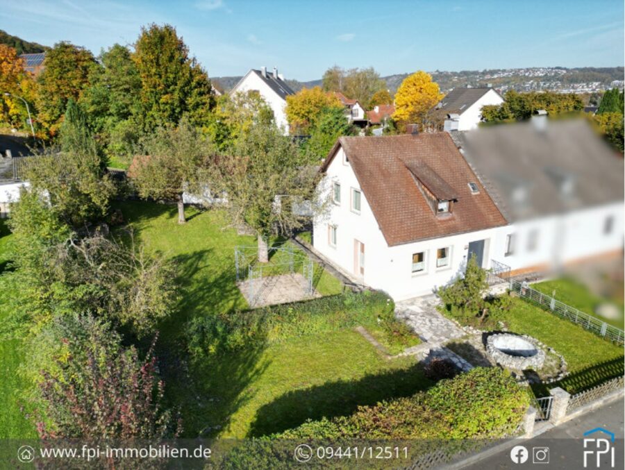 Charmante Doppelhaushälfte mit großem Grundstück und Ausbaupotenzial direkt in Kelheim - Haus mit großzügigem Garten