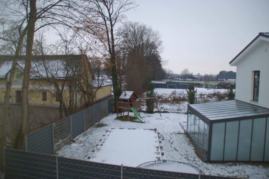 in der Stadt Abensberg: Neubau-Doppelhaushälfte mit Garage und Garten, Keller - Ausblick West/Haus 1