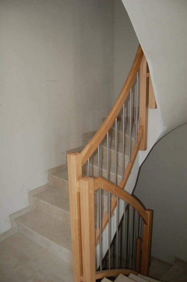 Neubau-Reihenmittelhaus kurz vor Fertigstellung - Treppe in Naturstein, Holz