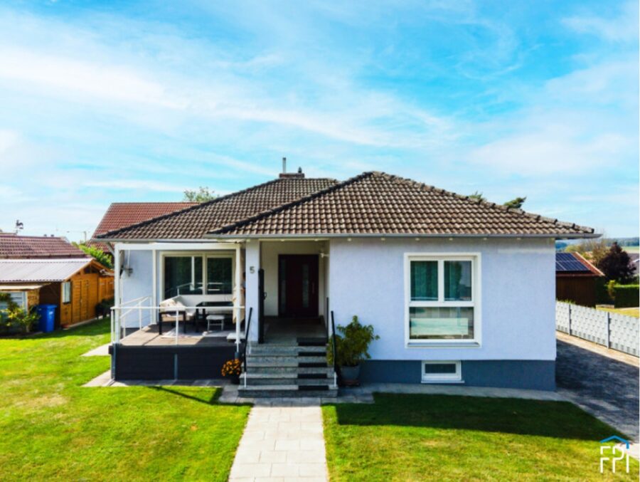 Modernisierter Bungalow mit großzügigem Grundstück und Doppelgarage - Ostansicht