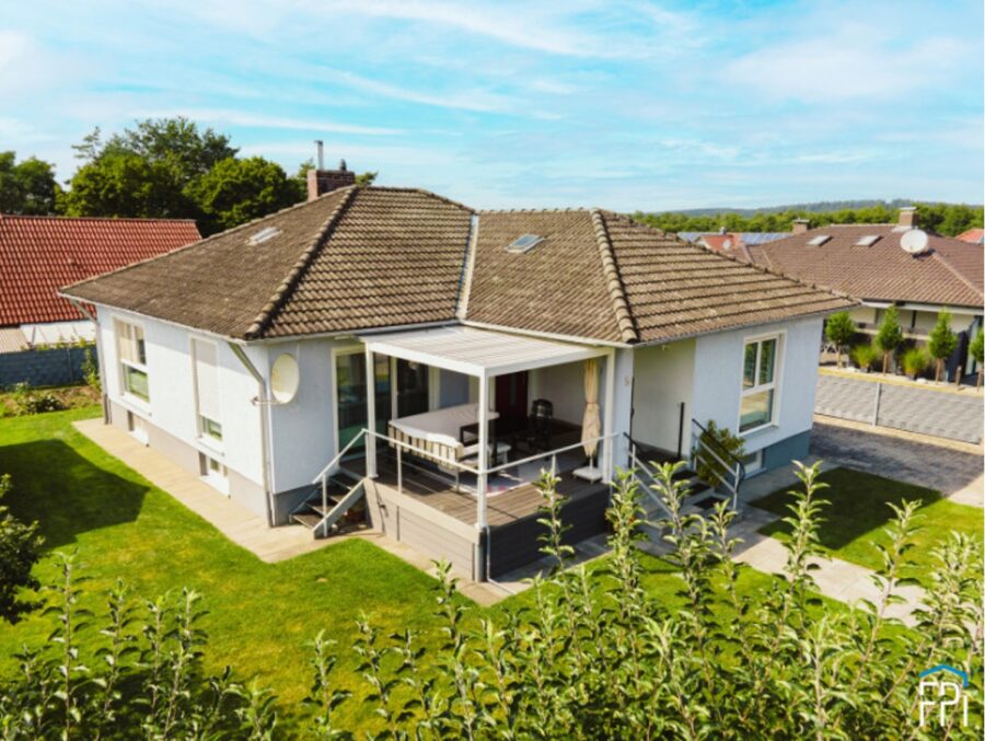 Modernisierter Bungalow mit großzügigem Grundstück und Doppelgarage - Süd-Ost Ansicht