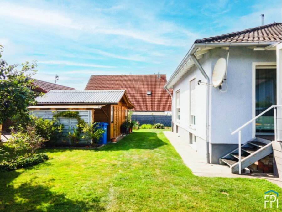 Modernisierter Bungalow mit großzügigem Grundstück und Doppelgarage - Garten