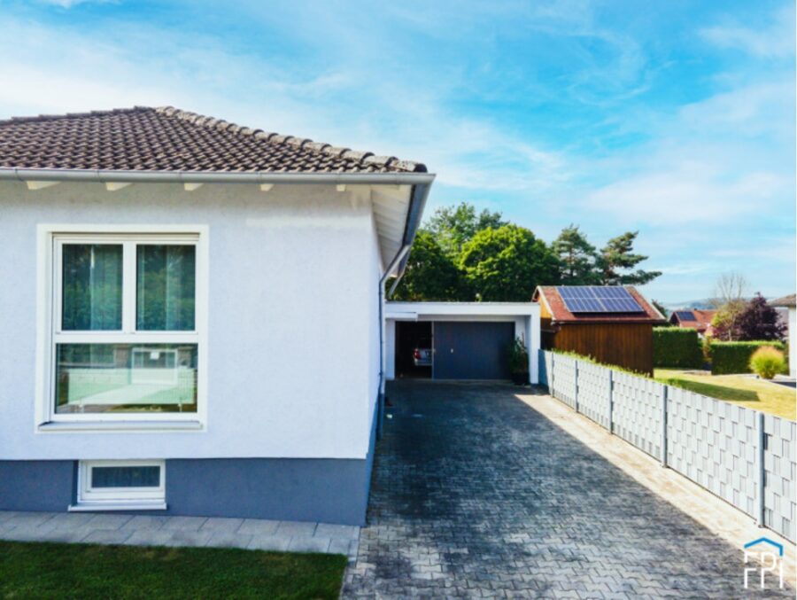 Modernisierter Bungalow mit großzügigem Grundstück und Doppelgarage - Zufahrt