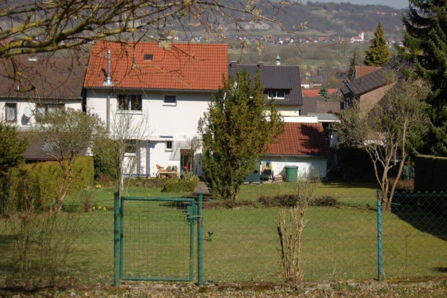 bezahlbares Haus mit Garten und großer Garage in Kelheim - Garten