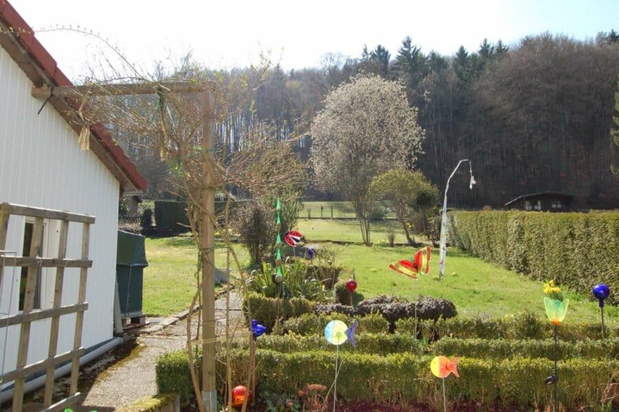 bezahlbares Haus mit Garten und großer Garage in Kelheim - Blick in den Garten