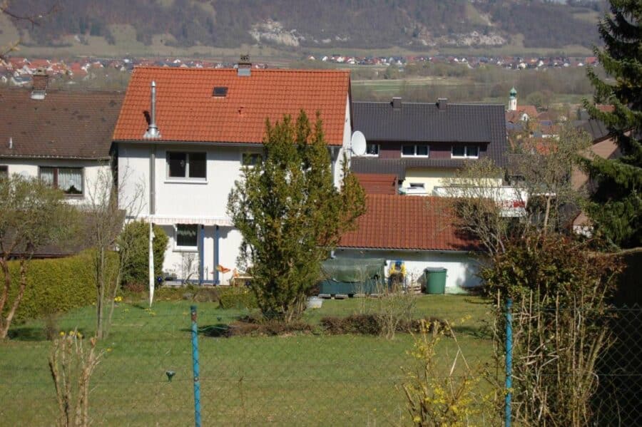 bezahlbares Haus mit Garten und großer Garage in Kelheim - Ansicht mit Garten