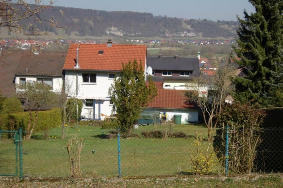 bezahlbares Haus mit Garten und großer Garage in Kelheim - von Süd-Südwest