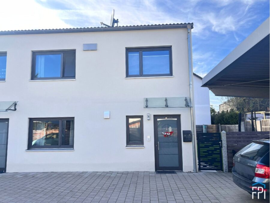 Modernes Reiheneckhaus mit Garten und Carport in zentraler Lage von Abensberg - Offenstetten - Eingang