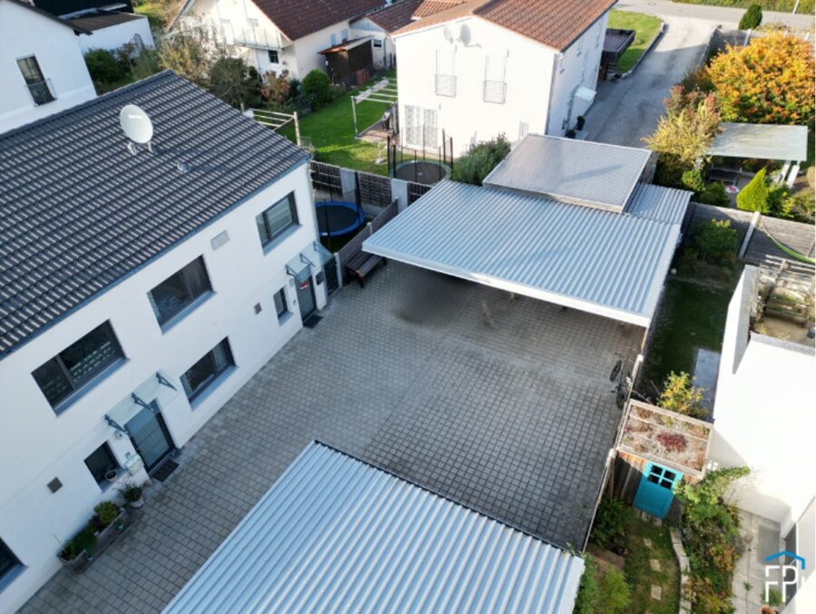 Modernes Reiheneckhaus mit Garten und Carport in zentraler Lage von Abensberg - Offenstetten - Eingangsbereich mit Carport