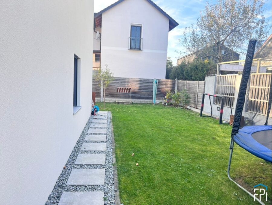 Modernes Reiheneckhaus mit Garten und Carport in zentraler Lage von Abensberg - Offenstetten - nördlicher Teil des Gartens