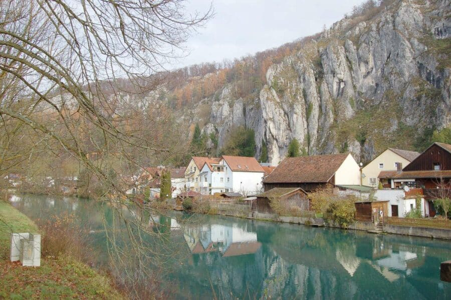 Wohn- und Geschäftshaus im Unteren Altmühltal - von Osten, mit Felsenkulisse