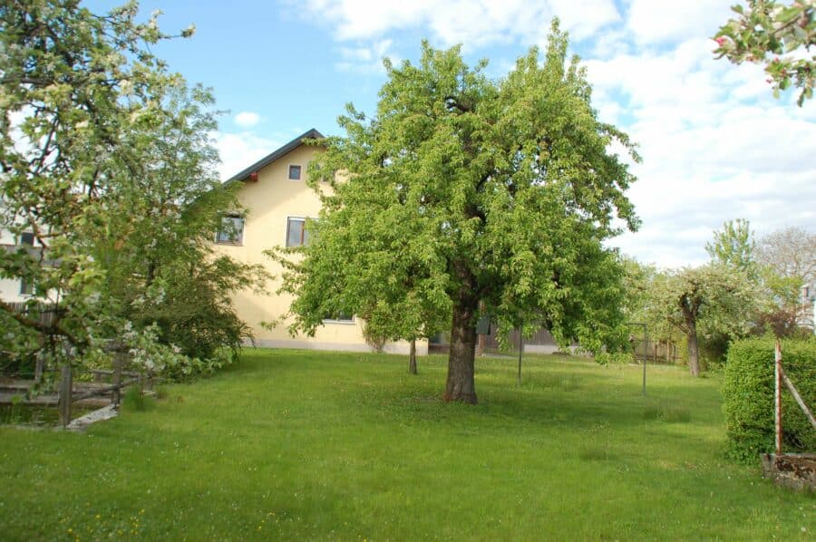 Rarität: Bauernhaus mit Traumgarten, mit Werkstatt, Studio - von Süden