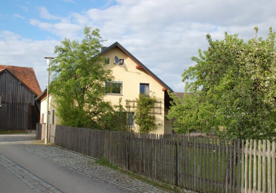 Rarität: Bauernhaus mit Traumgarten, mit Werkstatt, Studio - Hausansicht