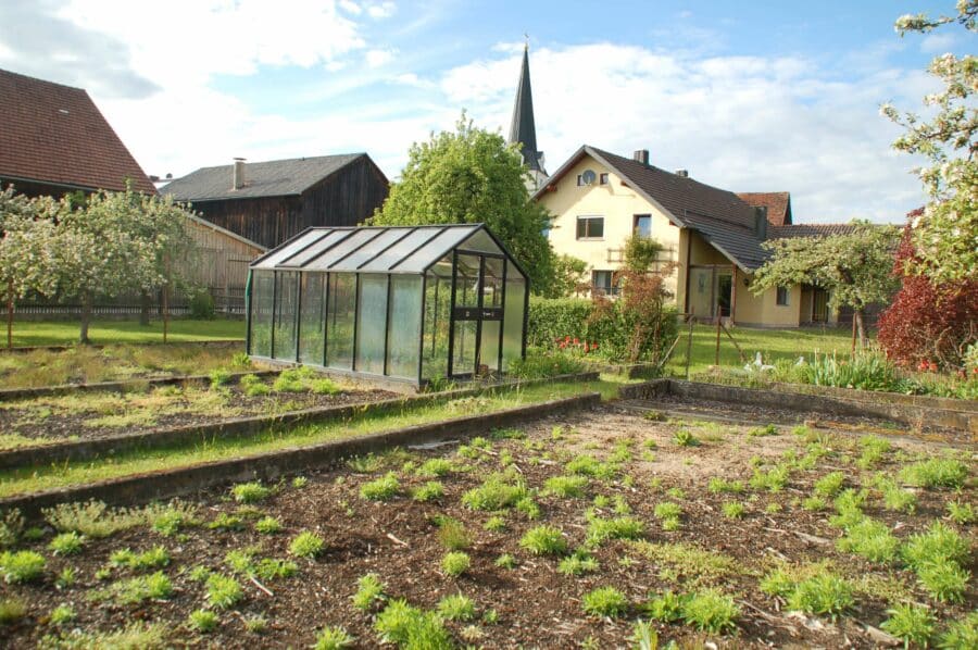 Rarität: Bauernhaus mit Traumgarten, mit Werkstatt, Studio - Südansicht mit Nutzgarten (2)