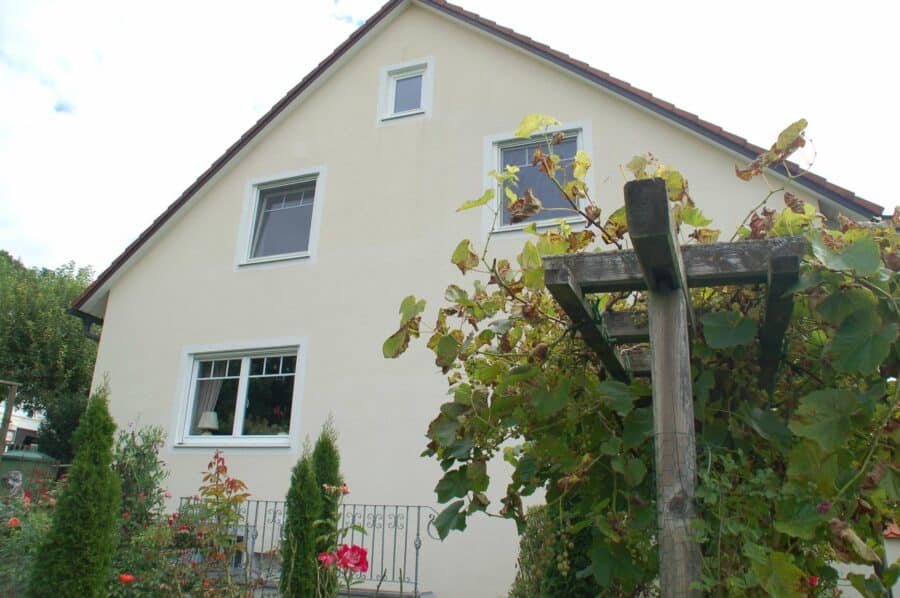 Wohnhaus in Villenlage in Kelheim, Ortsteil Weltenburg mit Traumgarten - Hausansicht West