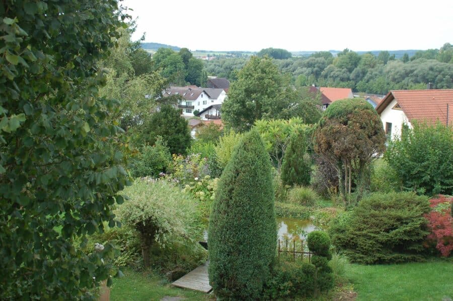 Wohnhaus in Villenlage in Kelheim, Ortsteil Weltenburg mit Traumgarten - Garten