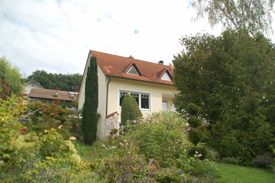 Wohnhaus in Villenlage in Kelheim, Ortsteil Weltenburg mit Traumgarten - Hausansicht