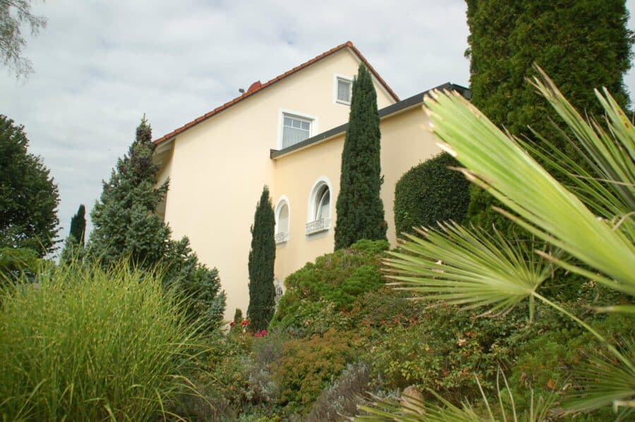 Wohnhaus in Villenlage in Kelheim, Ortsteil Weltenburg mit Traumgarten - Hausansicht