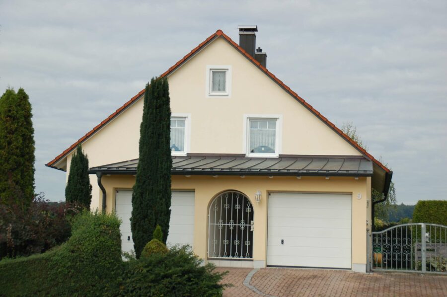 Wohnhaus in Villenlage in Kelheim, Ortsteil Weltenburg mit Traumgarten - Hausansicht Ost (Zufahrt)