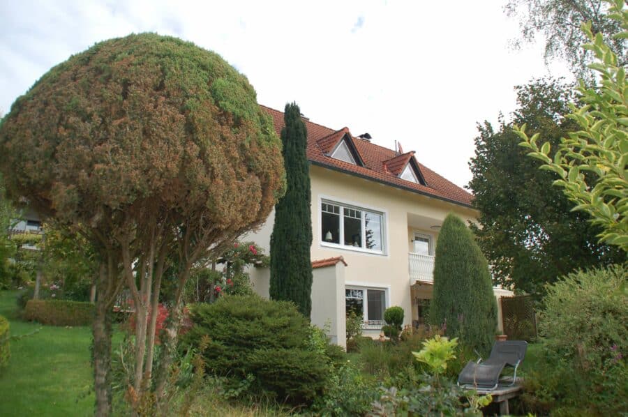 Wohnhaus in Villenlage in Kelheim, Ortsteil Weltenburg mit Traumgarten - Hausansicht