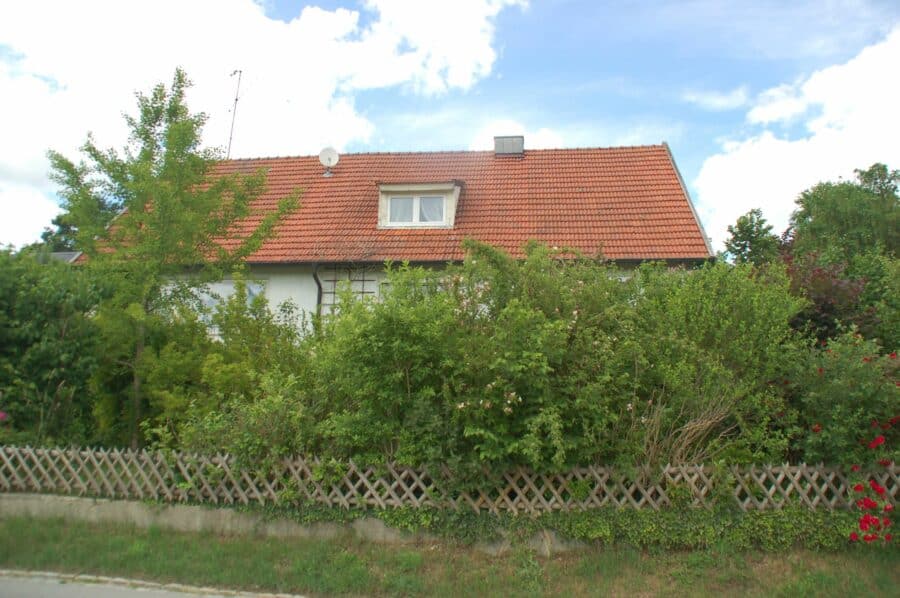 Holledauer Traumgrundstück in Südlage mit Weitblick auf dem Dorf, mit altem Wohnhaus - Hausansicht